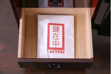 仙台箪笥　渡辺家具店　金具と漆塗りが見事な小引き出し(チェスト)