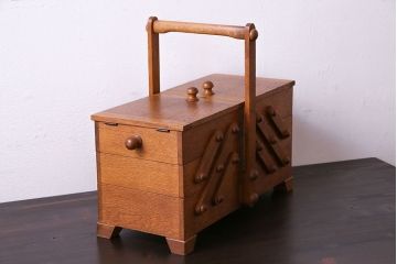 アンティーク雑貨 ビンテージ 松本民芸家具 絶版品!希少な脚付きソーイングボックス(針箱、裁縫箱)