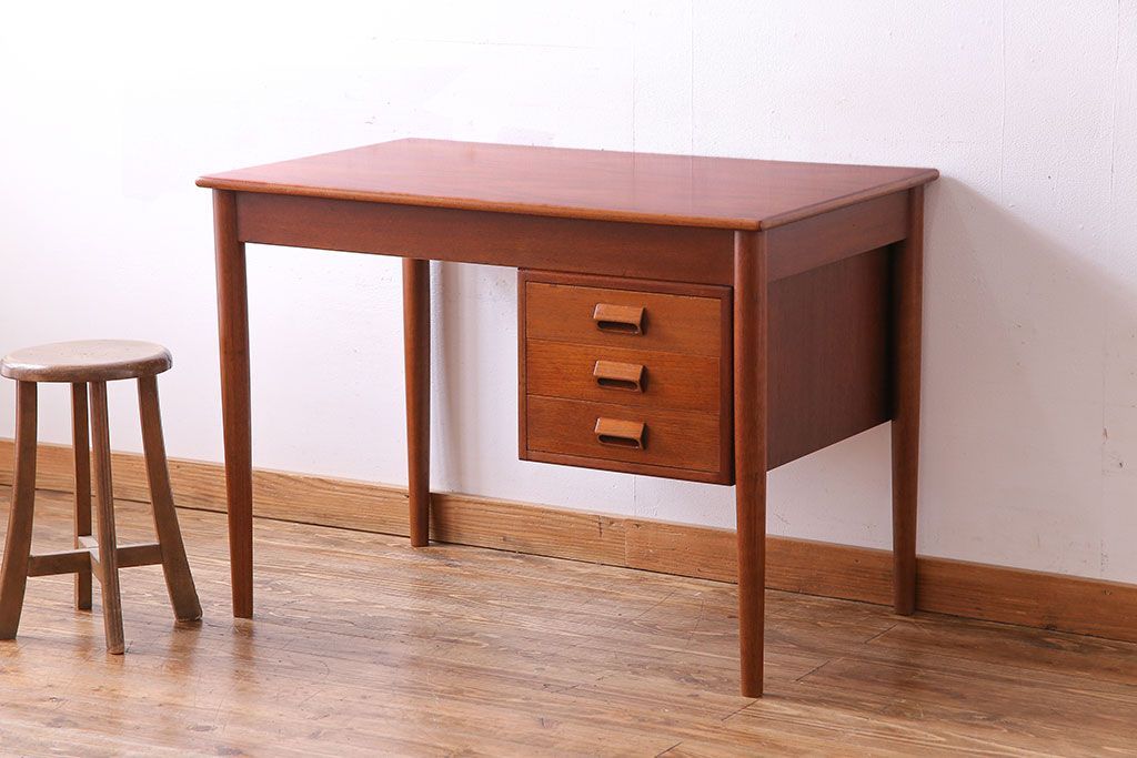 北欧家具　フィンランド　シンプルで小ぶりな木製デスク(片袖机、在宅ワーク、在宅用学習机、在宅ワーク、在宅用平机)