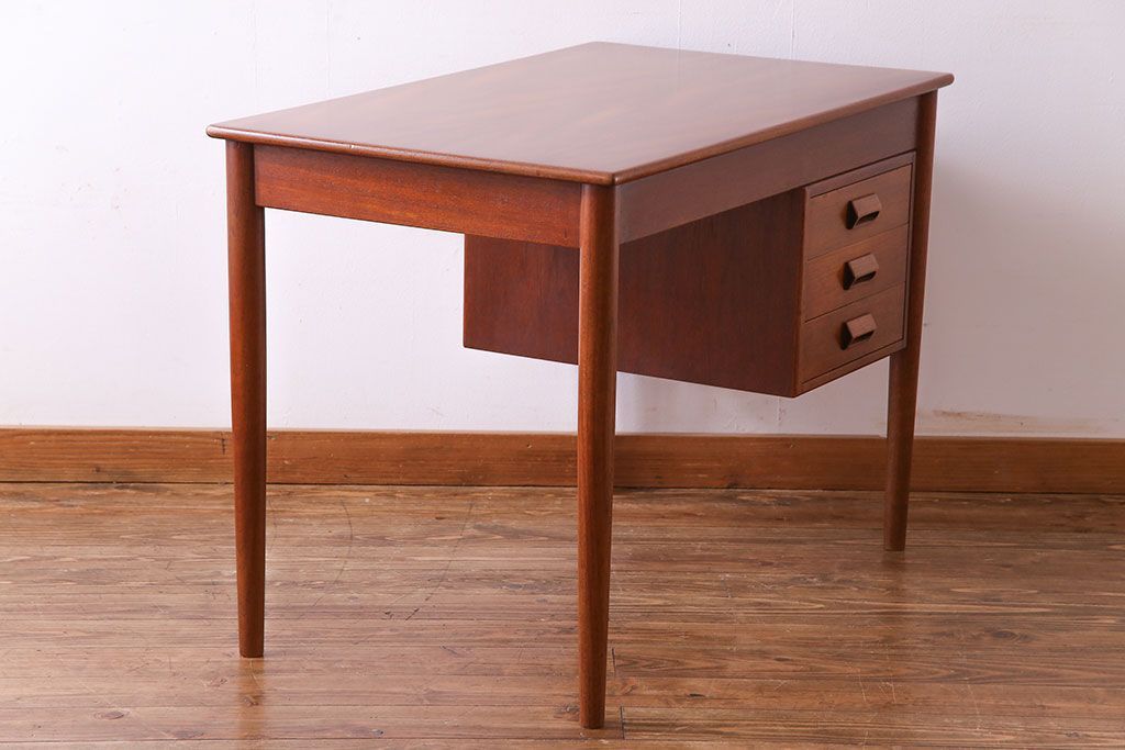 北欧家具　フィンランド　シンプルで小ぶりな木製デスク(片袖机、在宅ワーク、在宅用学習机、在宅ワーク、在宅用平机)