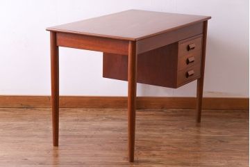 北欧家具　フィンランド　シンプルで小ぶりな木製デスク(片袖机、在宅ワーク、在宅用学習机、在宅ワーク、在宅用平机)