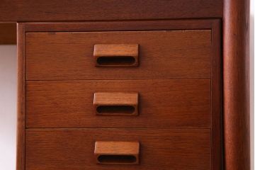 北欧家具　フィンランド　シンプルで小ぶりな木製デスク(片袖机、在宅ワーク、在宅用学習机、在宅ワーク、在宅用平机)