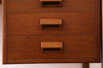 北欧家具　フィンランド　シンプルで小ぶりな木製デスク(片袖机、在宅ワーク、在宅用学習机、在宅ワーク、在宅用平机)