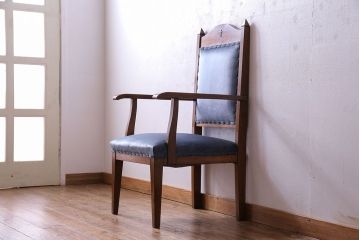 レトロ家具　昭和レトロ　古い木の質感が趣き深いチャーチチェア(椅子、アームチェア)(クロスの彫刻入り)
