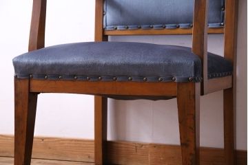 レトロ家具　昭和レトロ　古い木の質感が趣き深いチャーチチェア(椅子、アームチェア)(クロスの彫刻入り)