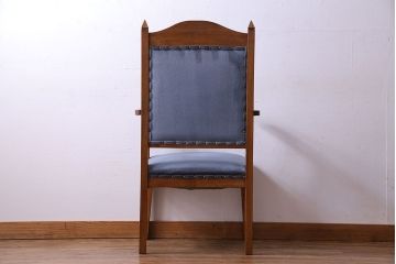 レトロ家具　昭和レトロ　古い木の質感が趣き深いチャーチチェア(椅子、アームチェア)(クロスの彫刻入り)