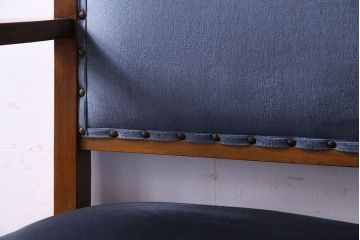 レトロ家具　昭和レトロ　古い木の質感が趣き深いチャーチチェア(椅子、アームチェア)(クロスの彫刻入り)