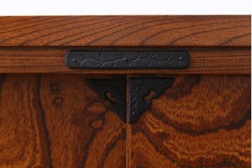 当店リメイク家具　岩谷堂箪笥　花型の金具が付いた上品なローボード(戸棚、テレビ台)