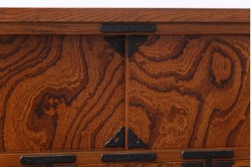 当店リメイク家具　岩谷堂箪笥　花型の金具が付いた上品なローボード(戸棚、テレビ台)