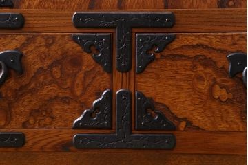 当店リメイク家具　岩谷堂箪笥　花型の金具が付いた上品なローボード(戸棚、テレビ台)
