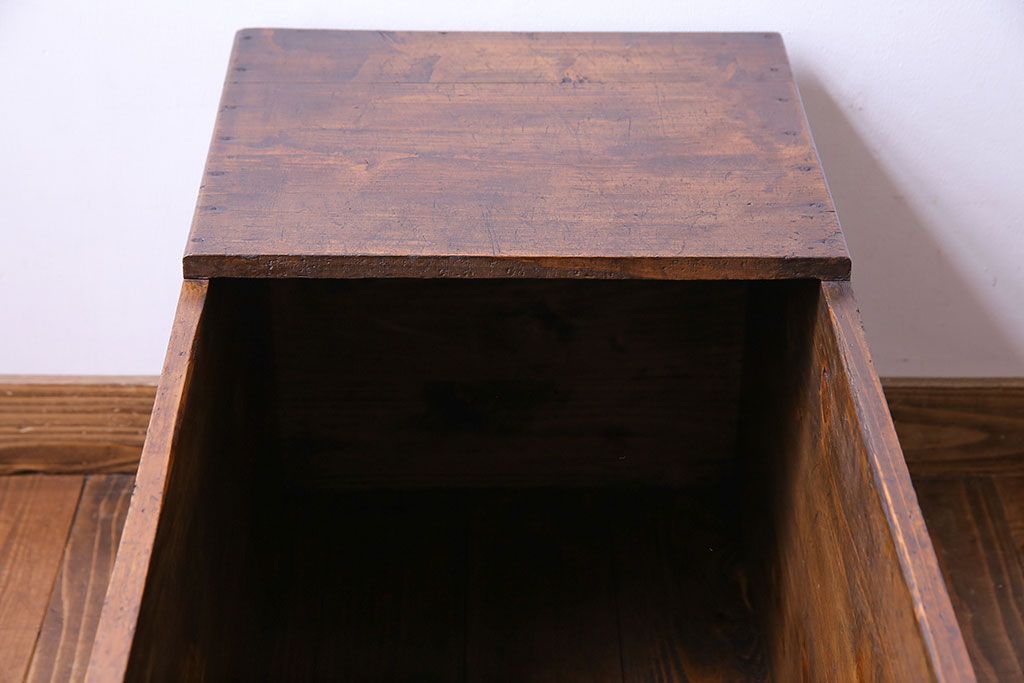 アンティーク雑貨　大正〜昭和初期　松材　落ち着いた色合いのシンプルな木箱(収納ケース、道具箱、ブランケットボックス)