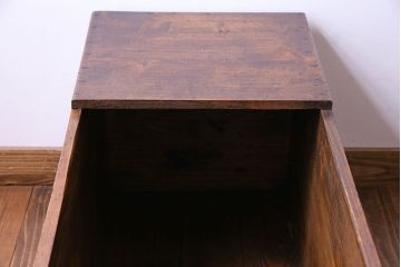 アンティーク雑貨　大正〜昭和初期　松材　落ち着いた色合いのシンプルな木箱(収納ケース、道具箱、ブランケットボックス)