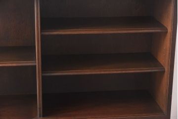 ビンテージ　神戸洋家具　永田良介商店製　チルダ彫刻がおしゃれなキャビネット(食器棚、本棚)(定価約50万円)