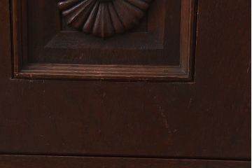 ビンテージ　神戸洋家具　永田良介商店製　チルダ彫刻がおしゃれなキャビネット(食器棚、本棚)(定価約50万円)