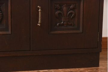 ビンテージ　神戸洋家具　永田良介商店製　チルダ彫刻がおしゃれなキャビネット(食器棚、本棚)(定価約50万円)