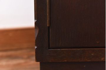 ビンテージ　神戸洋家具　永田良介商店製　チルダ彫刻がおしゃれなキャビネット(食器棚、本棚)(定価約50万円)