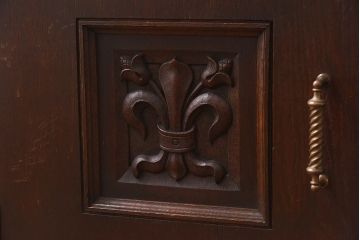 ビンテージ　神戸洋家具　永田良介商店製　チルダ彫刻がおしゃれなキャビネット(食器棚、本棚)(定価約50万円)