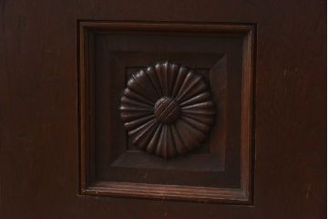 ビンテージ　神戸洋家具　永田良介商店製　チルダ彫刻がおしゃれなキャビネット(食器棚、本棚)(定価約50万円)