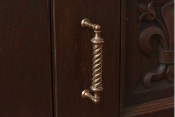 ビンテージ　神戸洋家具　永田良介商店製　チルダ彫刻がおしゃれなキャビネット(食器棚、本棚)(定価約50万円)