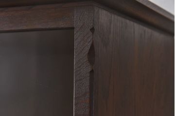 ビンテージ　神戸洋家具　永田良介商店製　チルダ彫刻がおしゃれなキャビネット(食器棚、本棚)(定価約50万円)