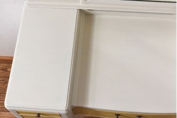 ペイント家具　マスタードイエローがアクセントのビンテージのドレッサー(化粧台)