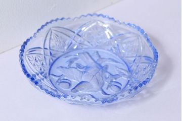 アンティーク雑貨　昭和レトロ　鳥の模様が愛らしい青いガラスの小皿(プレート、器)