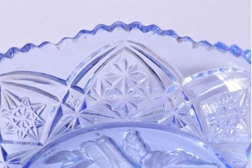 アンティーク雑貨　昭和レトロ　鳥の模様が愛らしい青いガラスの小皿(プレート、器)