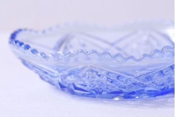 アンティーク雑貨　昭和レトロ　鳥の模様が愛らしい青いガラスの小皿(プレート、器)