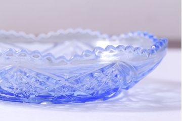 アンティーク雑貨　昭和レトロ　鳥の模様が愛らしい青いガラスの小皿(プレート、器)