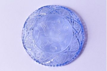 アンティーク雑貨　昭和レトロ　鳥の模様が愛らしい青いガラスの小皿(プレート、器)
