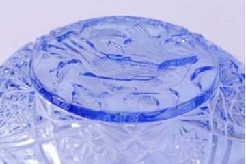 アンティーク雑貨　昭和レトロ　鳥の模様が愛らしい青いガラスの小皿(プレート、器)