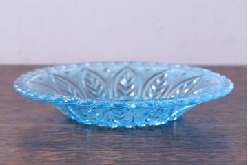 アンティーク雑貨　昭和レトロ　九曜・宝珠つなぎ　アーチ付葉文　涼感漂うプレスガラスのプレート(小皿、器)