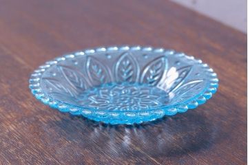 アンティーク雑貨　昭和レトロ　九曜・宝珠つなぎ　アーチ付葉文　涼感漂うプレスガラスのプレート(小皿、器)