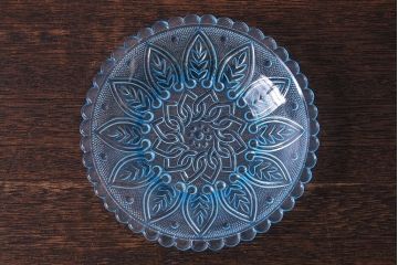 アンティーク雑貨　昭和レトロ　九曜・宝珠つなぎ　アーチ付葉文　涼感漂うプレスガラスのプレート(小皿、器)
