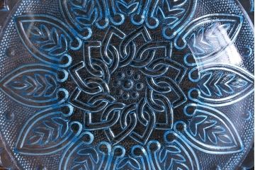 アンティーク雑貨　昭和レトロ　九曜・宝珠つなぎ　アーチ付葉文　涼感漂うプレスガラスのプレート(小皿、器)