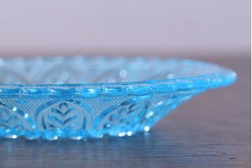 アンティーク雑貨　昭和レトロ　九曜・宝珠つなぎ　アーチ付葉文　涼感漂うプレスガラスのプレート(小皿、器)