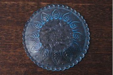 アンティーク雑貨　昭和レトロ　九曜・宝珠つなぎ　アーチ付葉文　涼感漂うプレスガラスのプレート(小皿、器)