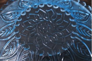 アンティーク雑貨　昭和レトロ　九曜・宝珠つなぎ　アーチ付葉文　涼感漂うプレスガラスのプレート(小皿、器)
