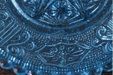 アンティーク雑貨　大正期　星・ダイヤ　唐草文　レトロなプレスガラスのプレート(小皿、器)(1)