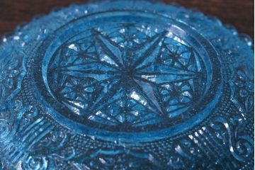 アンティーク雑貨　大正期　星・ダイヤ　唐草文　レトロなプレスガラスのプレート(小皿、器)(1)