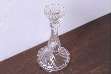 アンティーク雑貨　イギリスアンティーク ツイストデザイン 上品な印象のガラス製キャンドルスタンド(ろうそく立て、キャンドルホルダー)