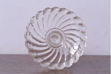アンティーク雑貨　イギリスアンティーク ツイストデザイン 上品な印象のガラス製キャンドルスタンド(ろうそく立て、キャンドルホルダー)