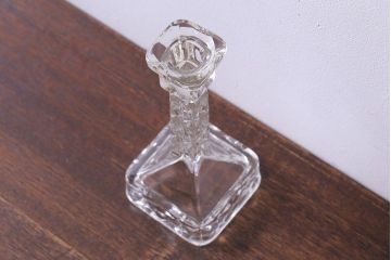 アンティーク雑貨　イギリスアンティーク 切り込みのデザインがシックなガラス製キャンドルスタンド(ろうそく立て、キャンドルホルダー)