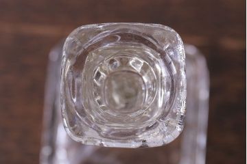 アンティーク雑貨　イギリスアンティーク 切り込みのデザインがシックなガラス製キャンドルスタンド(ろうそく立て、キャンドルホルダー)