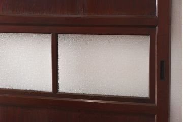 和製アンティーク　栗材使用　漆塗り　深みのある色合いが魅力のガラス帯戸(引き戸、建具)