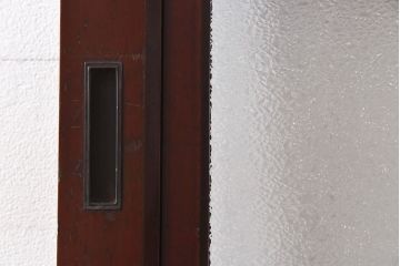 和製アンティーク　栗材使用　漆塗り　深みのある色合いが魅力のガラス帯戸(引き戸、建具)