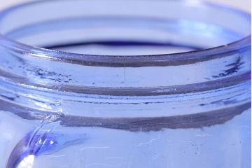 アンティーク雑貨　和製アンティーク　大正昭和期　戦前　プラスチック蓋の青色ガラス瓶(1)