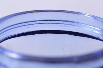 アンティーク雑貨　和製アンティーク　大正昭和期　戦前　プラスチック蓋の青色ガラス瓶(1)