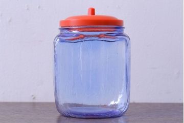 アンティーク雑貨　和製アンティーク　大正昭和期　戦前　プラスチック蓋の青色ガラス瓶(1)