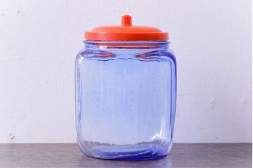 アンティーク雑貨　和製アンティーク　大正昭和期　戦前　プラスチック蓋の青色ガラス瓶(1)